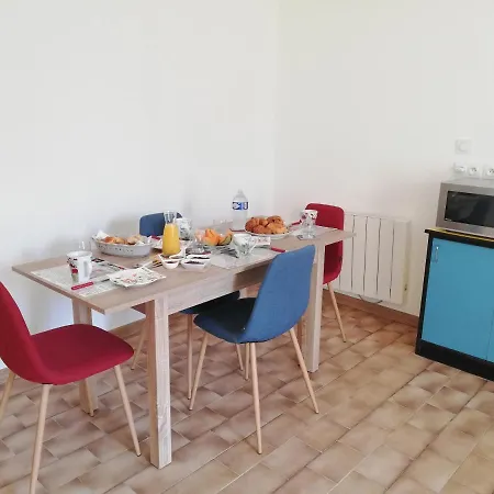 Panzió Les Greniers Du Chateau Domazan